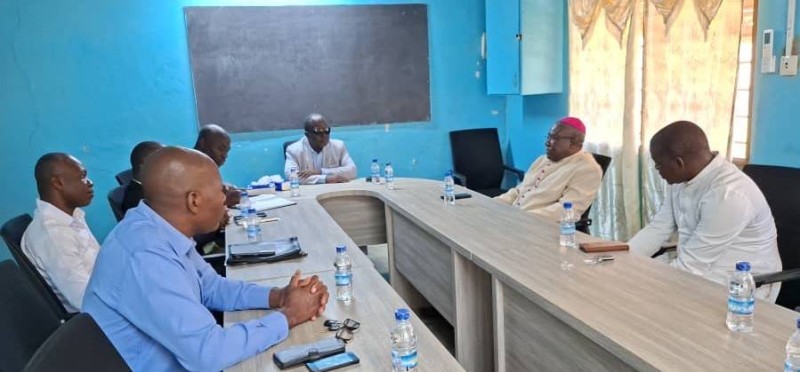 Le Pasteur Soro N’gana et Mgr Armand Koné échangent chaleureusement lors de leur rencontre à Korhogo.