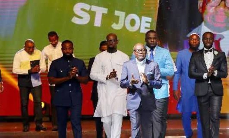 Saint-Joe, maître couturier ivoirien, a marqué trois décennies de mode par son élégance et son savoir-faire.
