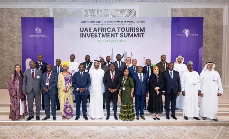 Le Ministre du Tourisme et des Loisirs, Siandou Fofana (au centre), entouré des participants au 20ᵉ Sommet Émirats arabes unis–Afrique sur l’investissement touristique, tenu du 27 au 29 octobre 2025 à Dubaï.
