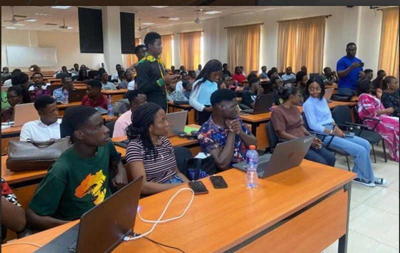 Les participants du programme posant avec leurs certificats à l’issue de dix jours de formation intensive à l’Université du Ghana.