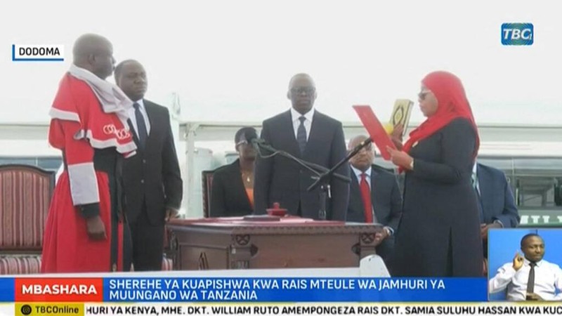  Capture d'écran d'une vidéo de la Tanzania Broadcasting Corporation (TBC) montrant Samia Suluhu Hassan prêtant serment lors de sa cérémonie d'investiture à Dar es Salaam, le 3 novembre 2025. AFP - - 