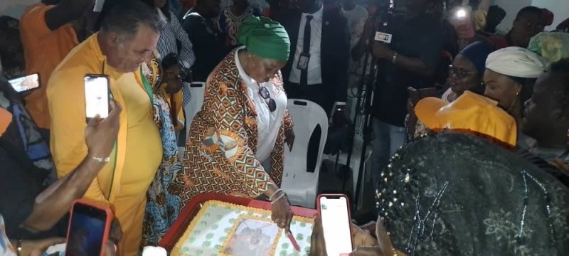 La maire, Nakaridja Cissé, coupant le gâteau dit de la victoire, en compagnie du donateur, Abou Haidar ...(DR)