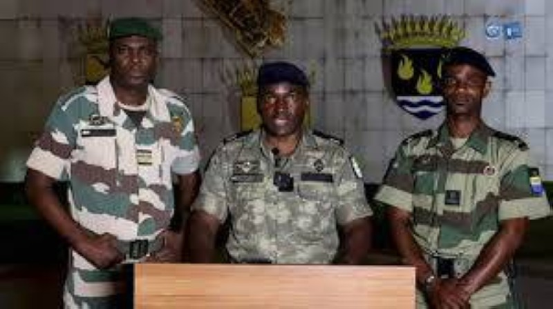  Le colonel Ulrich Manfoumbi Manfoumbi, un très proche du président Brice Clotaire Oligui Nguema, est concenré par les demandes du président. Ici, il prend la parole lors d'une de ses premières apparitions publiques, le 6 septembre 2023. AFP - - 