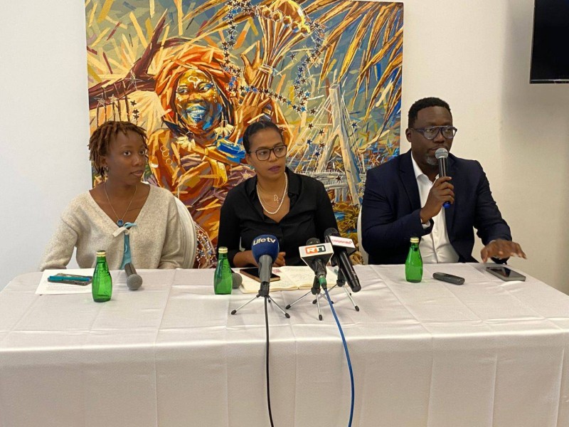 La promotrice de Aff, Aïda Muluneh (au centre), a annoncé la présence d’une centaine de photographes issus de 30 pays d’Afrique, d’Asie, d’Europe et des Amériques. 