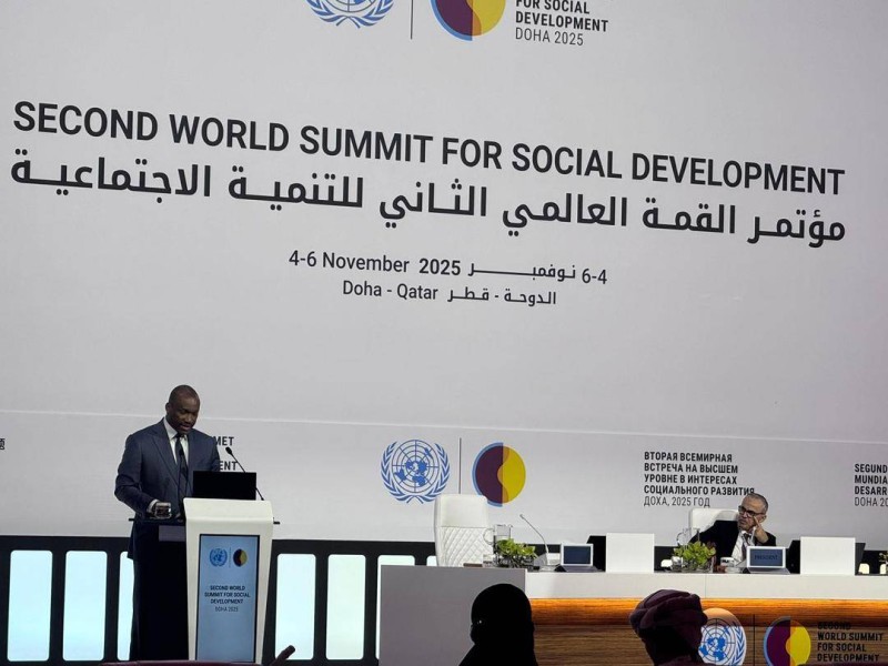 Le ministre de la Promotion de la jeunesse, de l'insertion professionnelle et du service civique, Mamadou Touré (au pupitre).