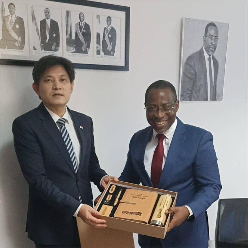 Le Dg de la Snpeci (à droite) remettant un cadeau à l'ambassadeur