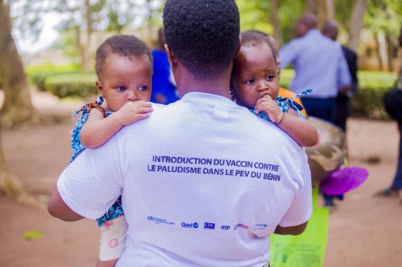 Une mère fait vacciner ses enfants. (DR)