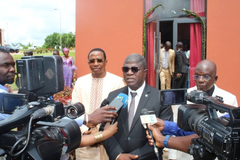 Pr Méké Méïté lors du point presse en compagnie du SG du Fonsti (à gauche) et du représentant du ministre-gouverneur (à droite) DR
