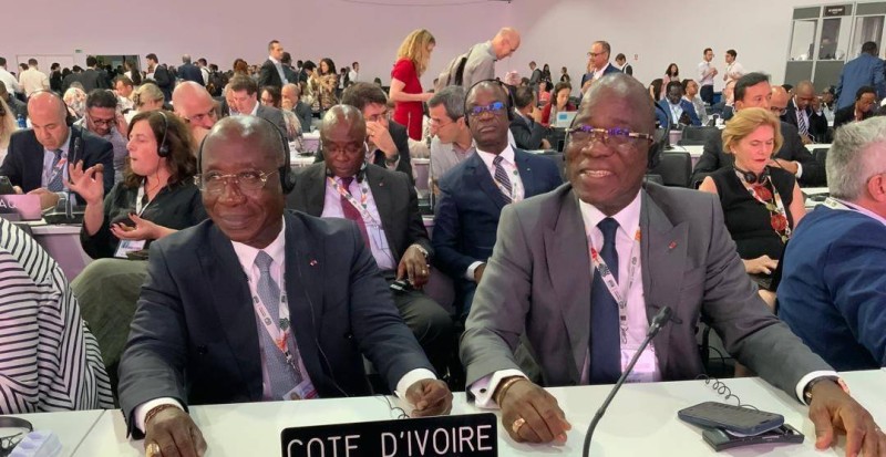 Les ministres Jacques Konan Assahoré (à droite) et Léon Adom Kacou (à gauche) à la cérémonie d’ouverture. (DR)