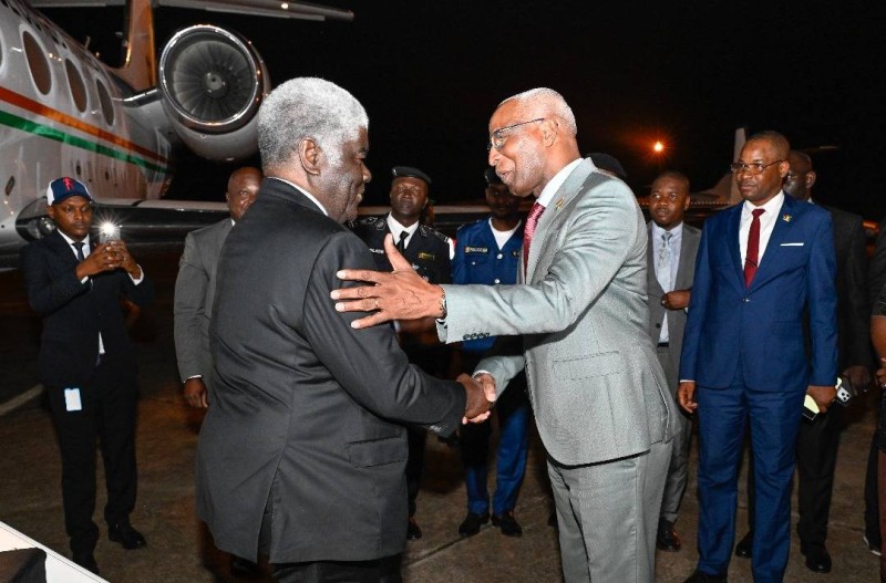 Le Premier ministre Robert Beugré Mambé accueilli à son arrivée par le Premier ministre guinéen Amadou Oury Bah. (Ph:DR)
