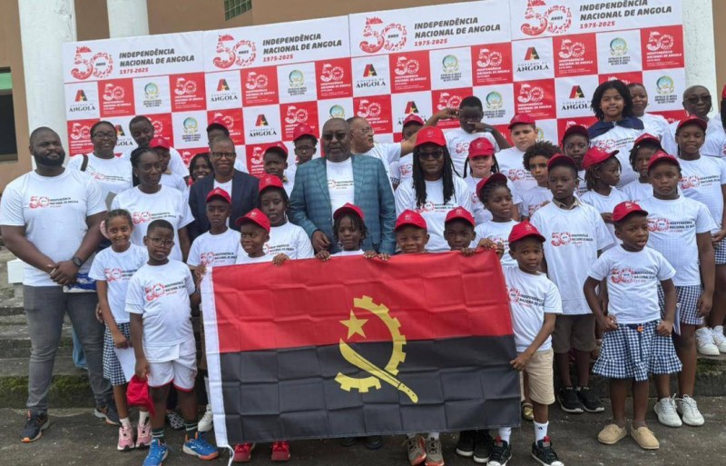 L'ambassadeur d'Angola en compagnie des élèves de l'école primaire NID de Cocody