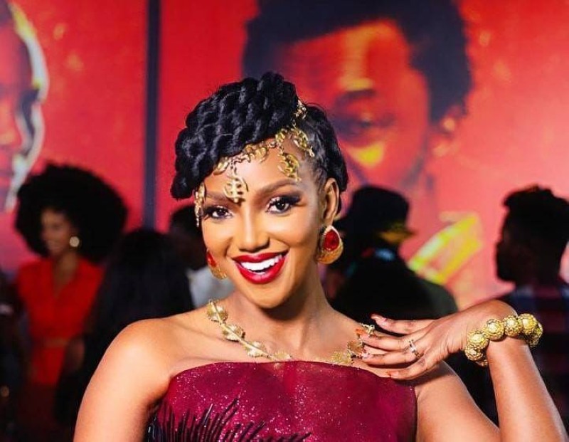 Sur le tapis rouge de Lagos, Fat Touré attire tous les regards ! Parée d’une robe scintillante et d’accessoires dorés, la star ivoirienne illumine la soirée de la première du film “3 Cold Dishes”.