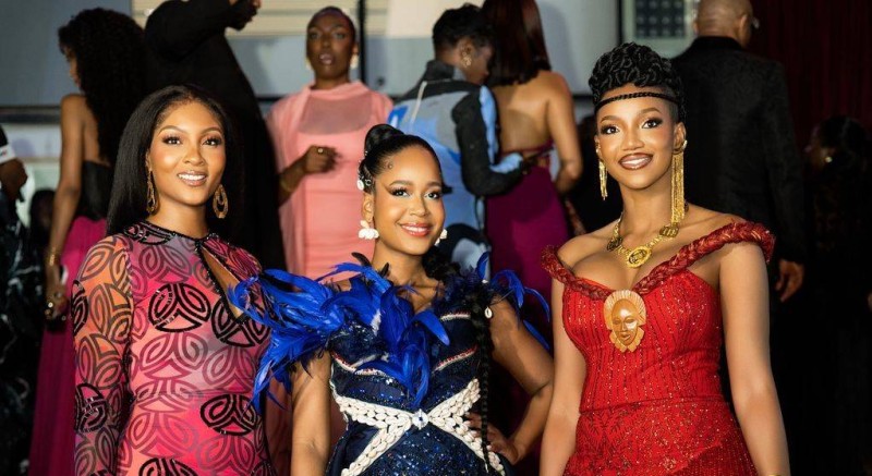 Fat Touré aux côtés d’autres stars du cinéma africain lors de la cérémonie de l’Afriff 2025. La comédienne ivoirienne, vêtue d’une somptueuse robe rouge, incarne la puissance du cinéma féminin africain en pleine ascension.