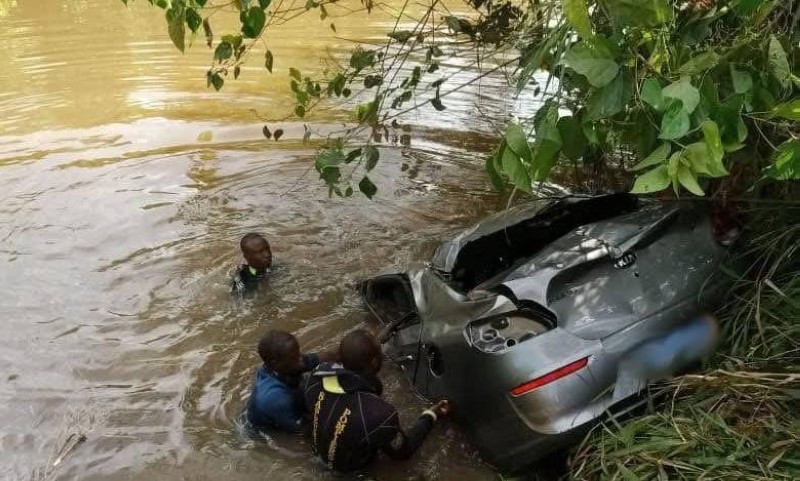 Alors qu’il circulait seul à bord de son véhicule, le conducteur aurait perdu le contrôle après avoir percuté un dos-d’âne.