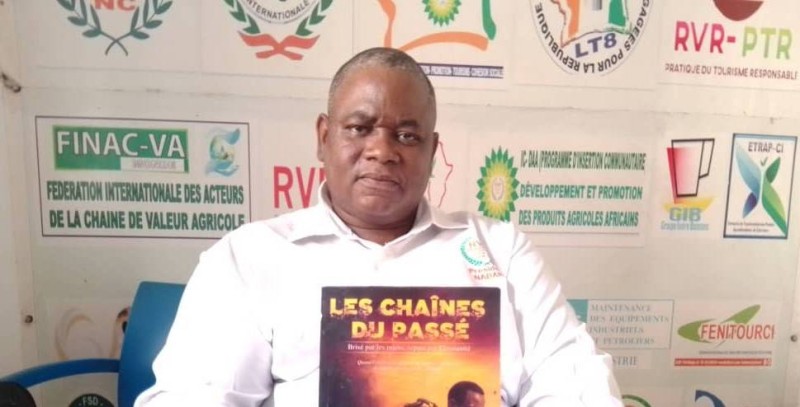 M. Coulibaly Naban avec son nouvel ouvrage