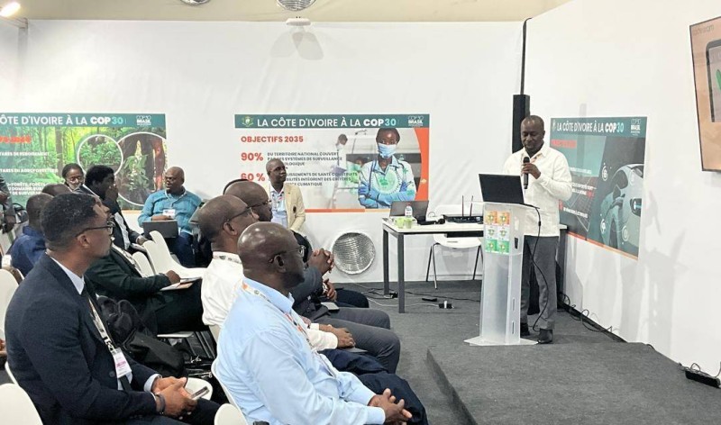 Jean-Louis Moulot, directeur général de la Sodexam (au pupitre), présentant le projet Vigiclimm au pavillon de la Côte d’Ivoire. (DR)