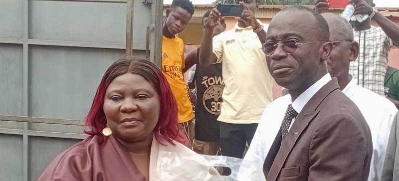 Le DRENA d’Abengourou et la Sous-directrice des cantines scolaires réceptionnant les dons