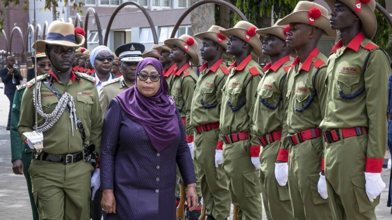 TANZ C La présidente tanzanienne Samia Suluhu Hassan passant en revue une garde d'honneur lors de son arrivée au Parlement tanzanien pour l'inauguration officielle de la 13e législature à Dodoma, le 14 novembre 2025. AFP - - 