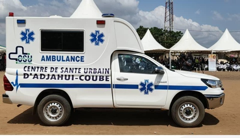 Les populations d'Adjahui Coubé se réjouissent d'avoir reçu leur ambulance. 