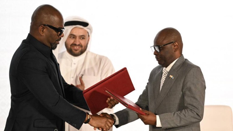  Le négociateur en chef du Qatar Mohammed al-Khulaifi (au centre), observe Sumbu Sita Mambu (à gauche), haut représentant du chef de l'État en République démocratique du Congo (RDC), et Benjamin Mbonimpa (à droite), secrétaire exécutif du groupe armé M23 soutenu par le Rwanda, se serrent la main lors de la cérémonie de signature de l'accord de paix global entre le gouvernement de la RDC et l'Alliance de la rivière Congo/Mouvement du 23 mars (AFC/M23) à l'hôtel Sheraton de Doha, le 15 novembre 2025. AFP - MAHMUD HAMS 