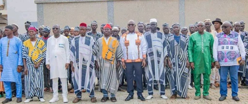 Les chefs traditionnels réunis autour du Ministre-Gouverneur pour consolider la paix et la cohésion sociale.