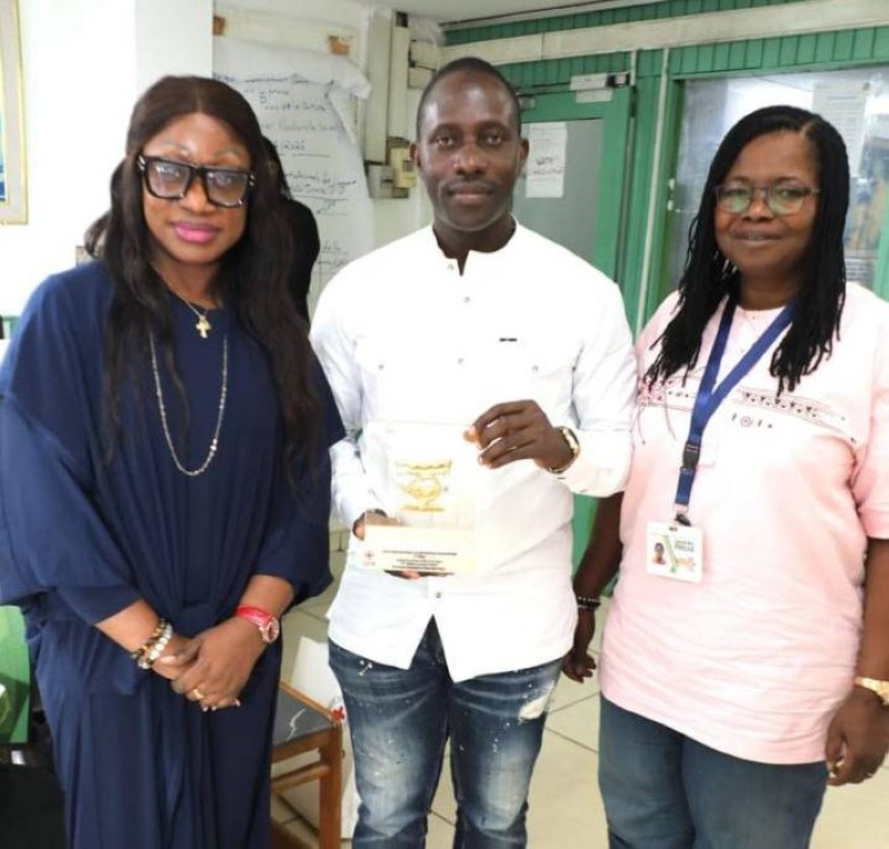 Le lauréat Kanaté Mamadou (au centre) a reçu son prix dans les locaux de Fraternité Matin. (Abdoulaye Coulibaly).