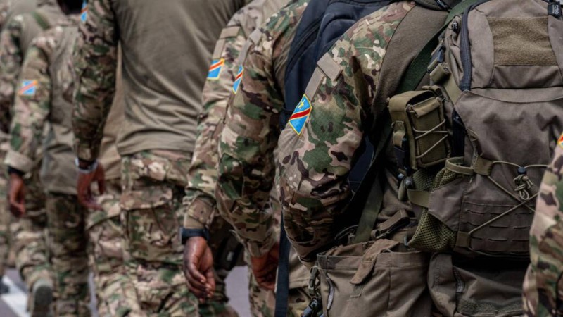  Des soldats de la Garde républicaine de la République démocratique du Congo marchent dans les rues de Kinshasa le 1er mars 2025. (illustration) © Hardy Bope / AFP 