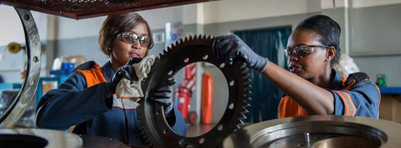 Deux anciennes étudiantes de l'Académie de formation industrielle zambienne, créée avec le soutien de l'ONUDI et d'autres partenaires, travaillent aujourd'hui dans une société d'ingénierie. (Ph:ONUDI)
