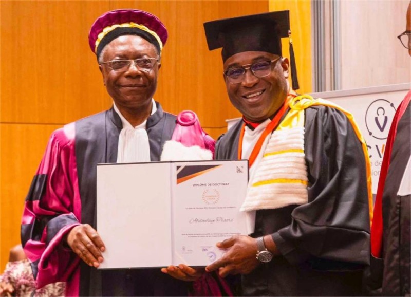 Ben Badi (à droite) recevant sa distinction (DR)