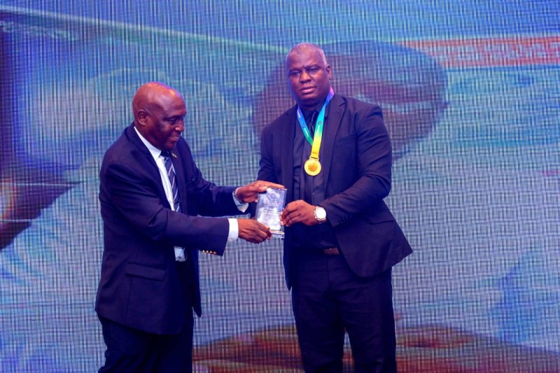 Joel Nianzou de la Pnci reçoit son prix (Dr)