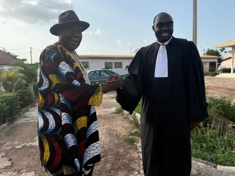 Le chef du village de Niaprahio (à gauche) et l'avocat Me Serge Ouraga (Dr))