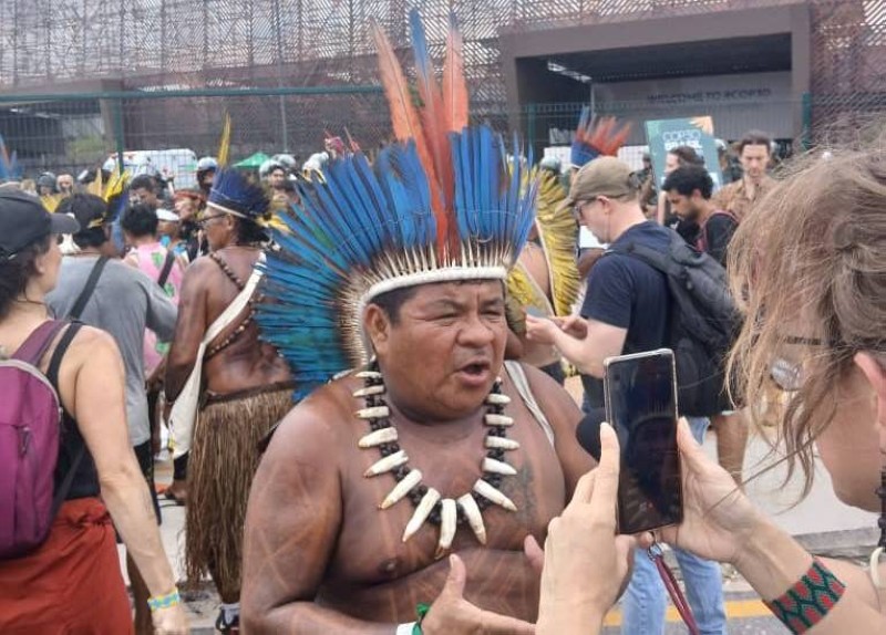 Cacique Gilson, chef des Tupinamba, une des nombreuses tribus de l'Amazonie qui ont protesté devant l’entrée de la Zone bleue, est devenu l'un des visages de la Cop30 en cours à Belém, au Brésil. (F. Ehouman).jpeg