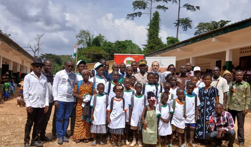 La Fondation Atef Omaïs, avec l'appui de son partenaire l'hôtel Tiama, a remis des kits scolaires aux meilleurs élèves du groupe scolaire N'Guessankouassikro. (DR)