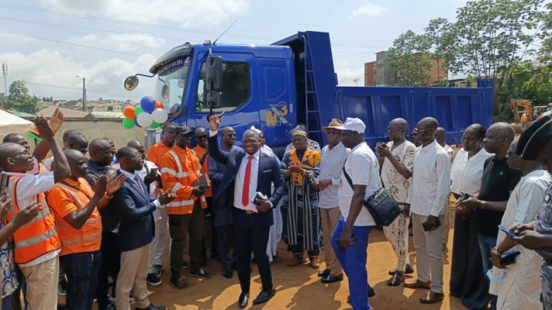 Les pré-collecteurs disposent désormais d’un engin de 15 tonnes pour améliorer la qualité du service. (Ph: Dr)