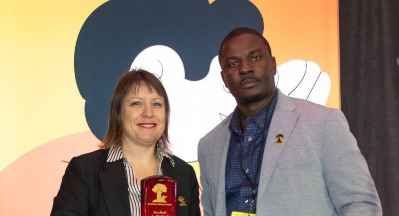 Marine Gurnade, Directrice Relations éditeurs & Stratégies commerciales a récupéré le prix du laureat, absent