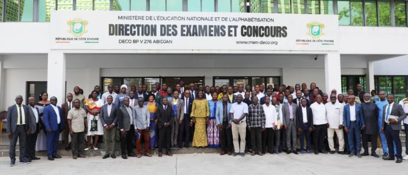 La Ministre entourée des inspecteurs et conseillers pédagogiques à l’issue de la rencontre.