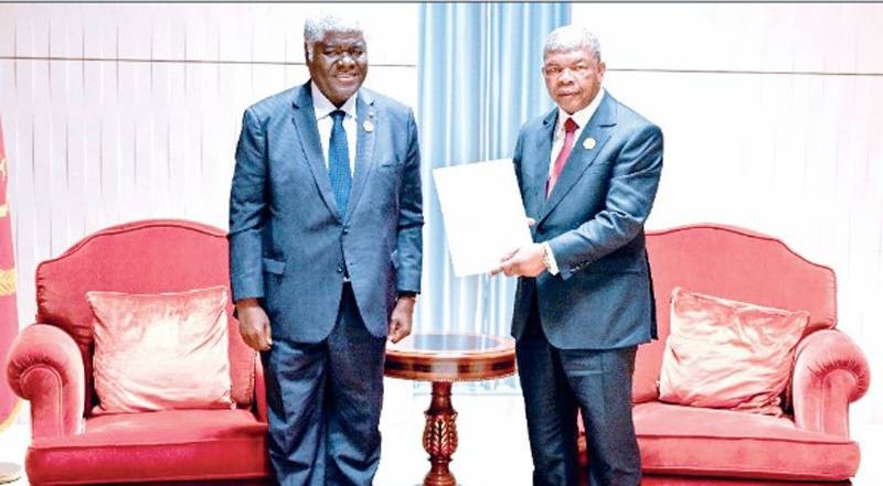 Le Président Lourenço, recevant le message de son homologue ivoirien, Alassane Ouattara, remis par le Premier ministre ivoirien.
