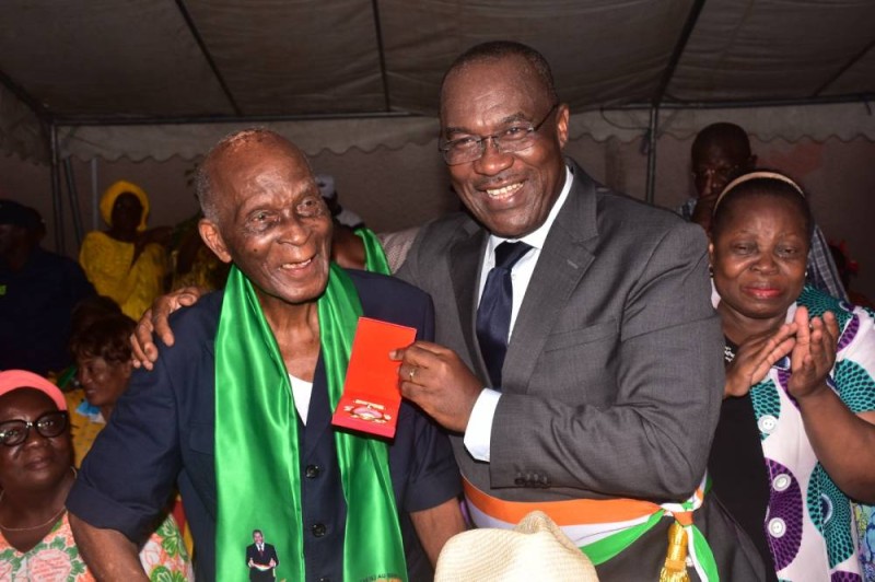 Les récipiendaires ont reçu une médaille, un diplôme et une enveloppe. (Ph: Dr)