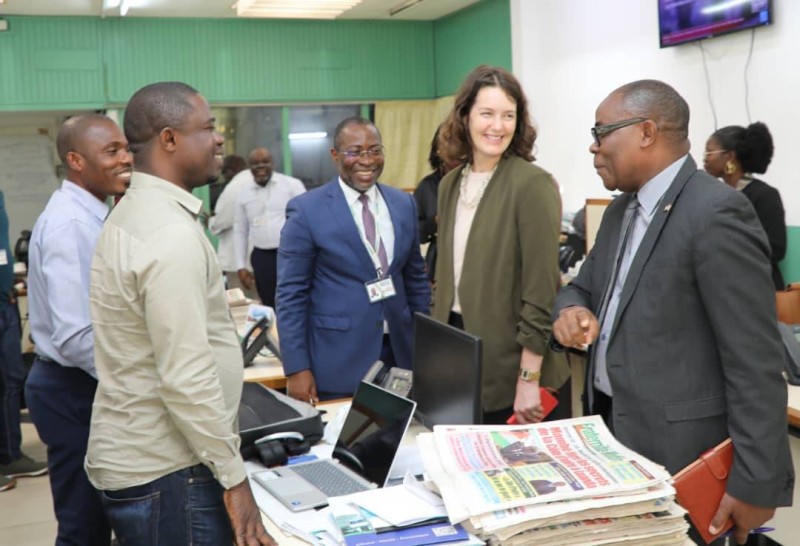 La conseillère de presse et des affaires culturelles de l'ambassade des États-Unis en Côte d'Ivoire a visité la rédaction print et web de Fraternité Matin 