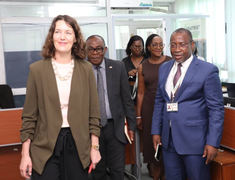 La conseillère de presse et des affaires culturelles de l'ambassade des États-Unis en Côte d'Ivoire a visité la rédaction print et web de Fraternité Matin 