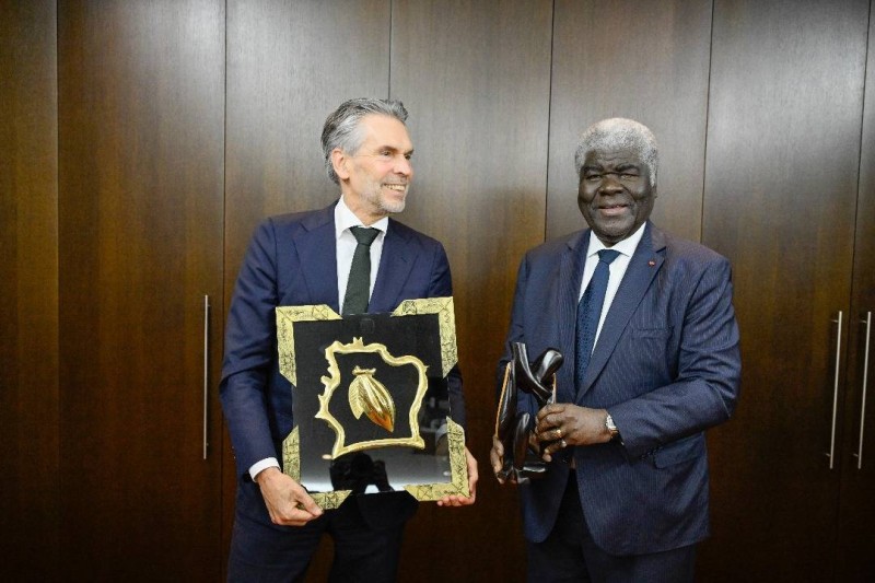 Échange de présents entre Robert Beugré Mambé et Dick Schoof. (Ph: Primature)