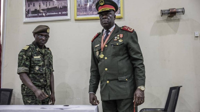  Le général Horta N'Tam (à droite), lors de sa cérémonie d'investiture en tant que président de la transition à Bissau, le 27 novembre 2025. © AFP - PATRICK MEINHARDT 