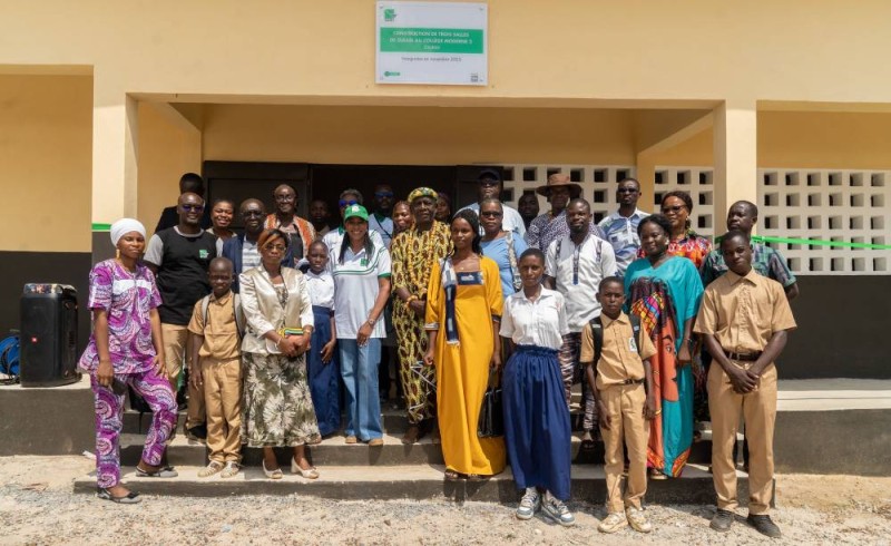 Les élèves et enseignants rassemblés devant les nouvelles salles de classe, marque du partenariat durable avec SAPH.