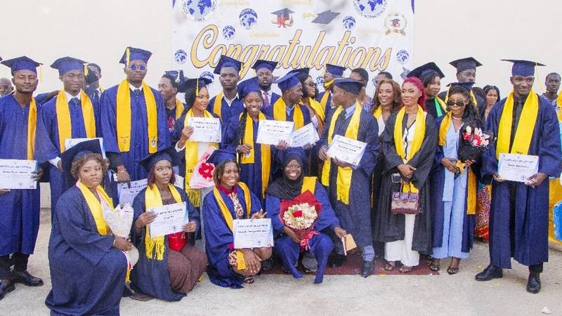 Les étudiants de la première promotion ont reçu leurs parchemins faisant la fierté de leurs parents. (Ph: Dr)