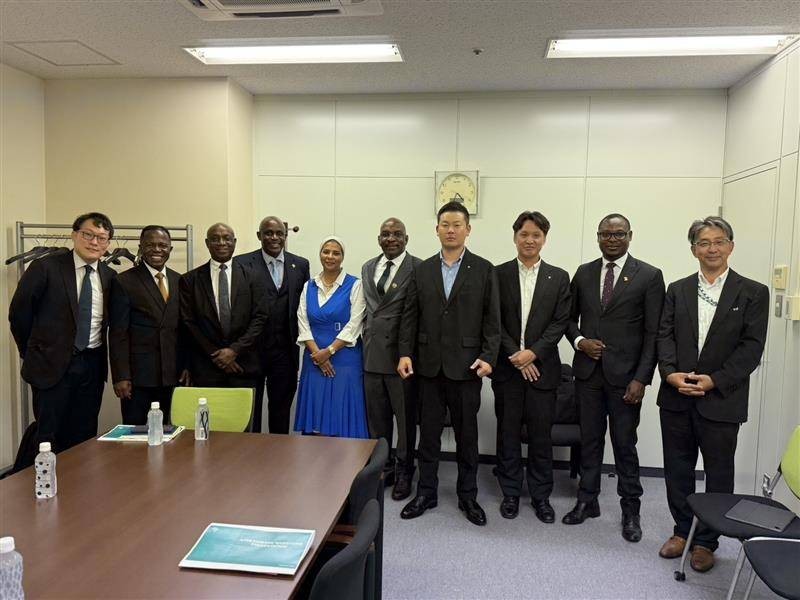 Le personnel d’Afreximbank, conduit par le Premier Vice-président Exécutif, Denys Denya (en costume gris), aux côtés de SMBC Nikko à la succursale de Kanazawa, au Japon.