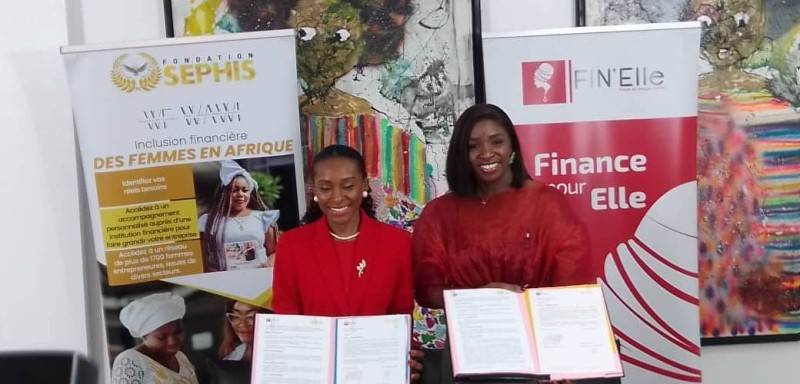 Mme Yénita Bamba et Mme Kodjo Sefora signant la convention de partenariat au siège de Fin’Elle, à Cocody.