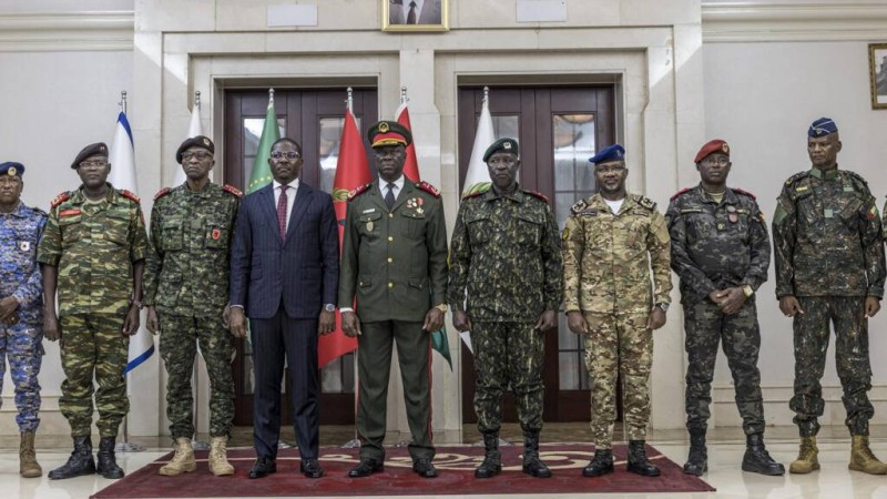  Nommé par le président de la Transition, le nouveau Premier ministre bissau-guinéen, Ilidio Vieira Té (4e en partant de la gauche), a prêté serment lors d'une cérémonie organisée au palais présidentiel de Bissau, vendredi 28 novembre. AFP - PATRICK MEINHARDT 