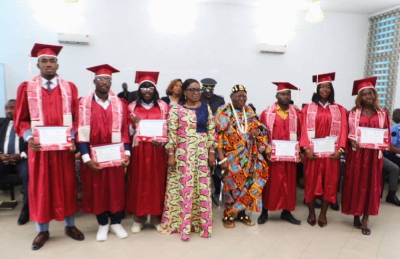 La présidente du CNDH, Namizata Sangaré, et Amon Désiré Tanoé, président du CNRCT, posant avec les majors de la 5ᵉ promotion en droit des femmes. (Ph: Abdoulaye Coulibaly)
