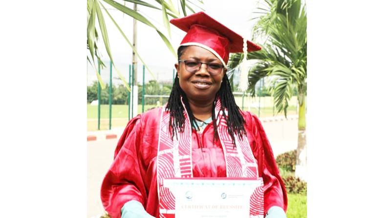 La rédactrice en chef posant avec son certificat. (Ph: Abdoulaye Coulibaly)