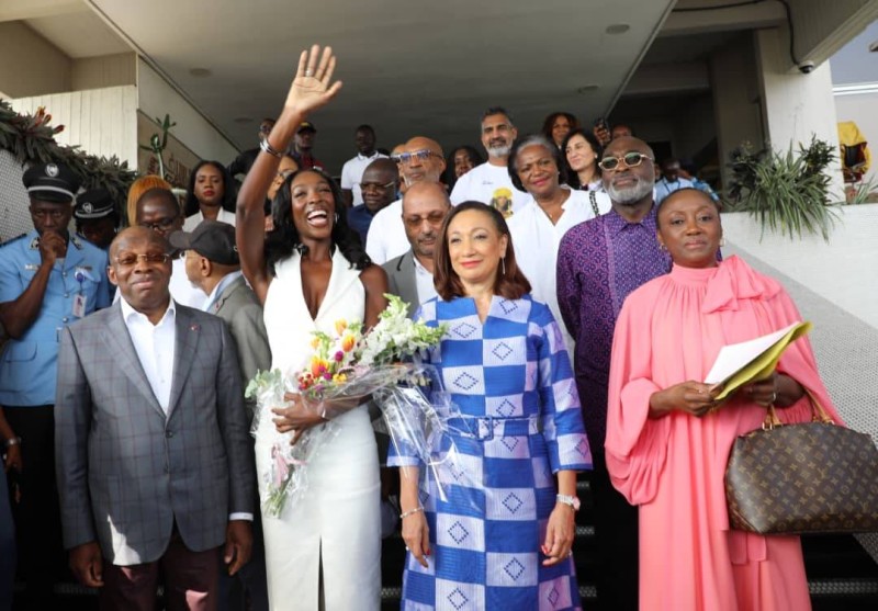 Olivia Yacé a reçu les premières  félicitations du premier ministre représenté par le ministre du Tourisme et des Loisirs, Siandou Fofana, accompagné par Françoise Remarck, ministre de la Culture et de la Francophonie. (Ph: Julien Monsan)